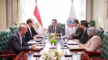 بتوجيهات من السيسي.. وزير الصحة يجتمع مع رئيس هيئة سلامة الغذاء وأحد مالكي بـ لبن