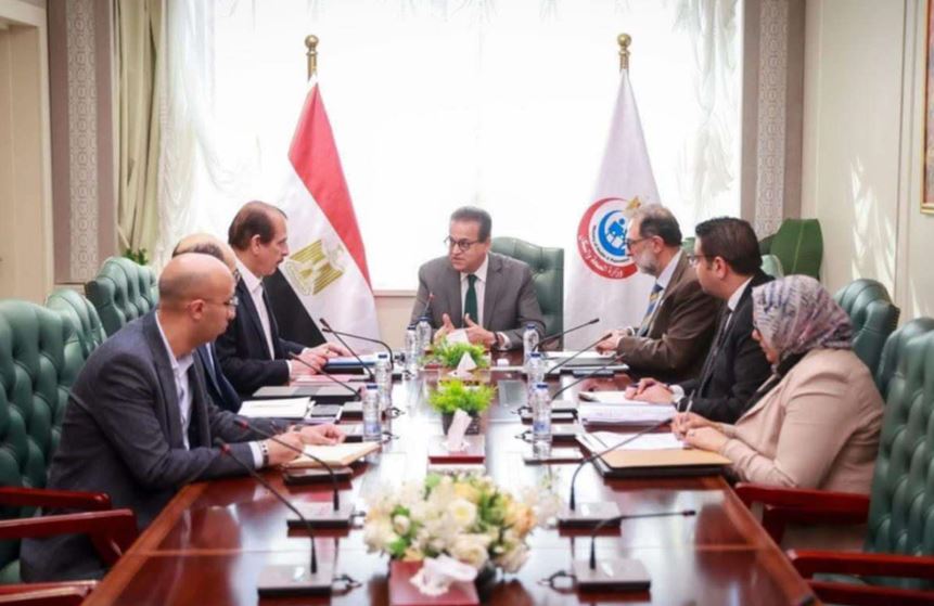 بتوجيهات من السيسي.. وزير الصحة يجتمع مع رئيس هيئة سلامة الغذاء وأحد مالكي بـ لبن