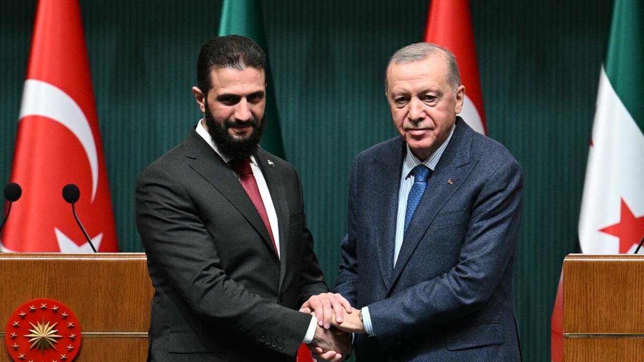 برا وبحرا وجوا.. تحركات قوية من تركيا للسيطرة على اقتصاد سوريا برا وبحرا وجوا.. تحركات قوية من تركيا للسيطرة على اقتصاد سوريا