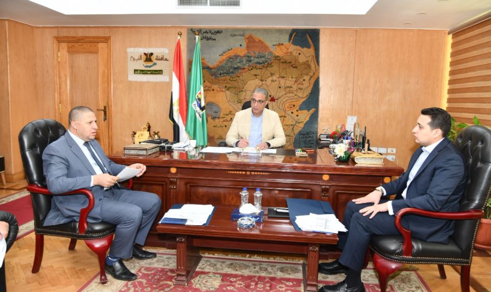 محافظ الفيوم يتابع معدلات الأداء بملف تقنين أراضي أملاك الدولة