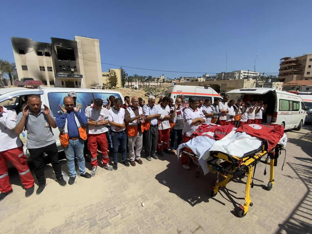 الهلال الأحمر الفلسطيني يكذب الرواية الإسرائيلية حول مسعفين غزة الهلال الأحمر الفلسطيني يكذب الرواية الإسرائيلية حول مسعفين غزة