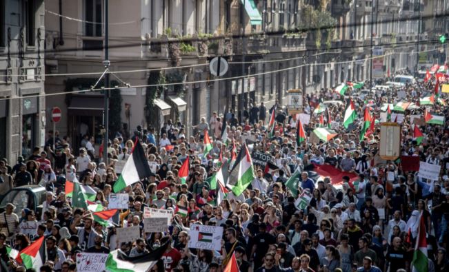 15 ألف متظاهر في ميلانو الإيطالية يطالبون بوقف الإبادة في غزة