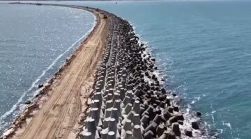النقل تنشر أحدث تصوير جوي لأعمال تنفيذ حاجز الأمواج الغربي بميناء دمياط