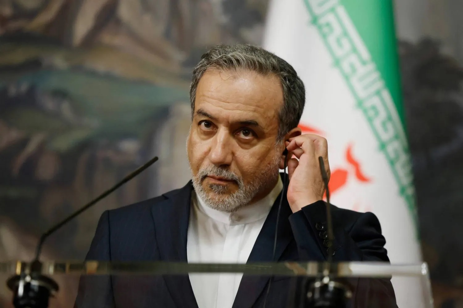 إيطاليا: عراقجي يلتقي تاجاني قبل دقائق من انطلاق جولة المباحثات النووية الإيرانية – الأمريكية الثانية إيطاليا: عراقجي يلتقي تاجاني قبل دقائق من انطلاق جولة المباحثات النووية الإيرانية – الأمريكية الثانية