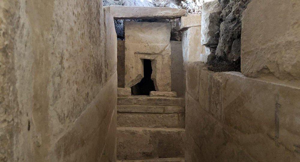 فلسطين.. اكتشاف مقابر أثرية تعود إلى الحقبة الكنعانية في مدينة الخليل فلسطين.. اكتشاف مقابر أثرية تعود إلى الحقبة الكنعانية في مدينة الخليل