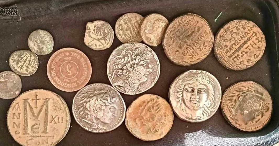 من عصر الإسكندر الأكبر.. جمارك مطار شرم الشيخ تضبط محاولة تهريب عدد من العملات الأثرية
