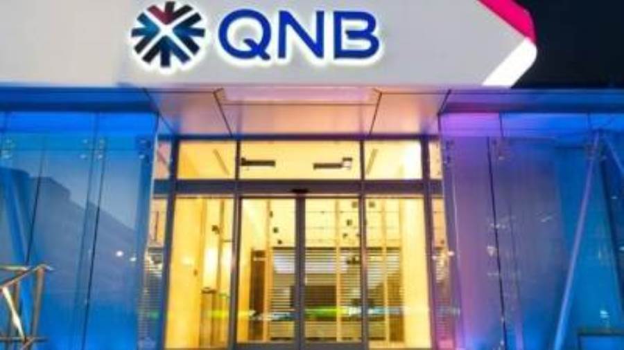 مبنى QNB مصر يضيء باللون الأزرق تضامنا مع اليوم العالمي للتوحد