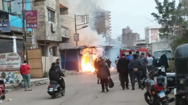 إخماد حريق هائل في المحلة.. النيران التهمت أكشاك بمحيط مكتب الصحة إخماد حريق هائل في المحلة.. النيران التهمت أكشاك بمحيط مكتب الصحة