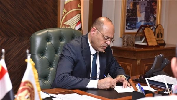 بعد توفير فرصة عمل له.. وزير العمل: 100 ألف جنيه دعما ماليا للعامل ضحية حادث سيرك طنطا بعد توفير فرصة عمل له.. وزير العمل: 100 ألف جنيه دعما ماليا للعامل ضحية حادث سيرك طنطا