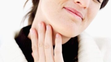 طرق طبيعية وآمنة لعلاج احتقان الحلق.. تحذير من الإفراط في استخدام المضادات الحيوية