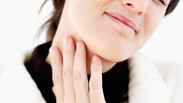 طرق طبيعية وآمنة لعلاج احتقان الحلق.. تحذير من الإفراط في استخدام المضادات الحيوية طرق طبيعية وآمنة لعلاج احتقان الحلق.. تحذير من الإفراط في استخدام المضادات الحيوية