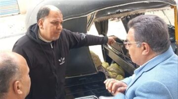 محافظ الدقهلية يتحفظ علي احد التكاتك يقوم بتجميع الخبز امام مخبز نوسا الغيط