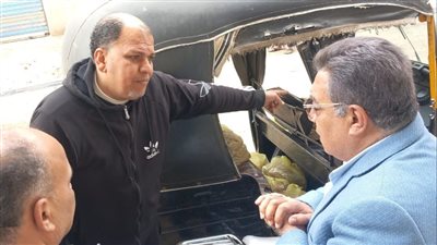 محافظ الدقهلية يتحفظ علي احد التكاتك يقوم بتجميع الخبز امام مخبز نوسا الغيط محافظ الدقهلية يتحفظ علي احد التكاتك يقوم بتجميع الخبز امام مخبز نوسا الغيط