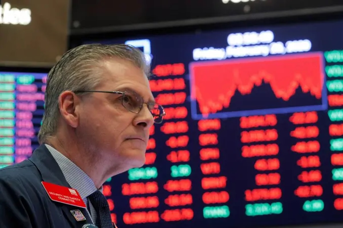 الأسهم الأمريكية تواصل الهبوط.. وداو جونز يخسر 1360 نقطة في ثلاث جلسات متتالية الأسهم الأمريكية تواصل الهبوط.. وداو جونز يخسر 1360 نقطة في ثلاث جلسات متتالية