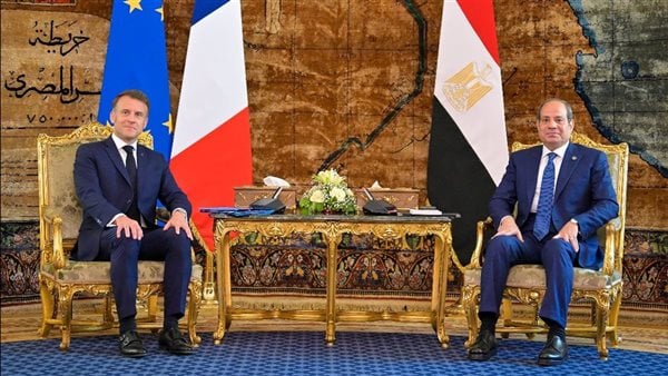 الرئيس السيسي ونظيره الفرنسي يصلان إلى مستشفى العريش في سيناء الرئيس السيسي ونظيره الفرنسي يصلان إلى مستشفى العريش في سيناء