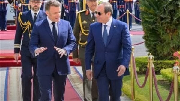 عاجل | وصول الرئيس السيسي ونظيره الفرنسي إلى مستشفى العريش عاجل | وصول الرئيس السيسي ونظيره الفرنسي إلى مستشفى العريش