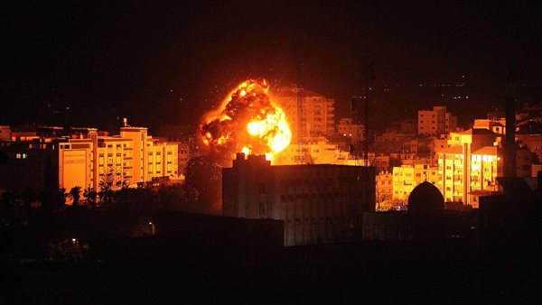 وفاة الصحفي الفلسطيني أحمد منصور متأثرًا بجراحه بعد إصابته في حريق خيمته وفاة الصحفي الفلسطيني أحمد منصور متأثرًا بجراحه بعد إصابته في حريق خيمته