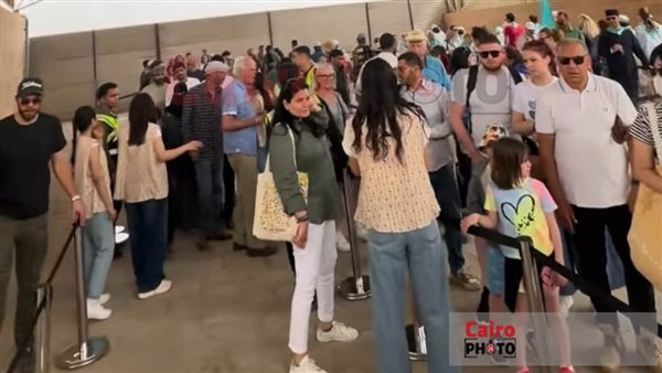 مفيش أتوبيسات كهربائية.. زحام شديد بمنطقة أهرامات الجيزة بعد التشغيل التجريبي لطريق الفيوم| صور مفيش أتوبيسات كهربائية.. زحام شديد بمنطقة أهرامات الجيزة بعد التشغيل التجريبي لطريق الفيوم| صور