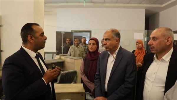 محافظ المنيا يشهد التشغيل التجريبي لمجمع خدمات أبا البلد بمركز مغاغة
