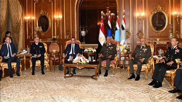 وزير الدفاع يلتقي وزير الجيوش الفرنسية لتعزيز التعاون العسكري المشترك وزير الدفاع يلتقي وزير الجيوش الفرنسية لتعزيز التعاون العسكري المشترك