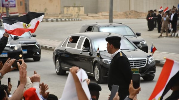لقطات من وصول الرئيس السيسي ونظيره الفرنسي إلى العريش| شاهد لقطات من وصول الرئيس السيسي ونظيره الفرنسي إلى العريش| شاهد