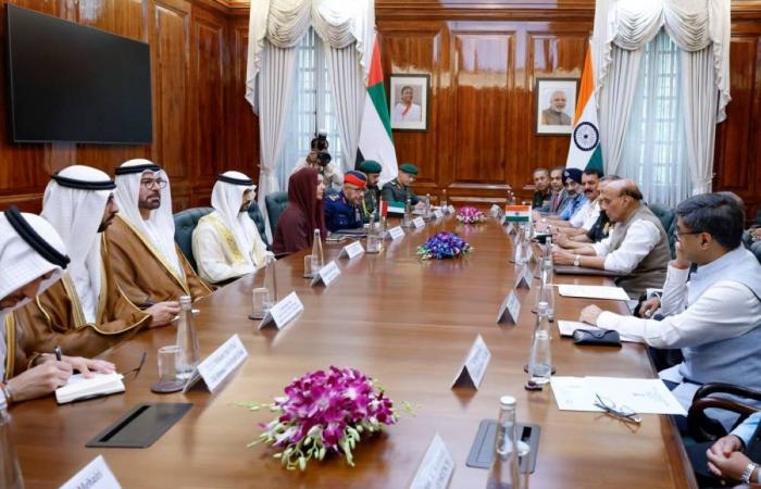 حمدان بن محمد يبحث مع وزير الدفاع الهندي تعزيز التعاون وتبادل الخبرات حمدان بن محمد يبحث مع وزير الدفاع الهندي تعزيز التعاون وتبادل الخبرات