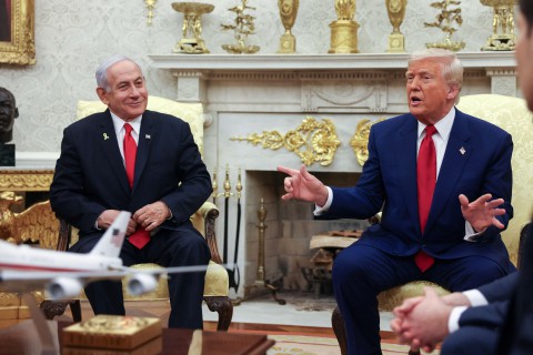 “لغز” حماس ترامب للتفاوض الثنائي مع إيران.. ما الذي حصل في مسقط؟: مقابل “لجم إسرائيل”.. إيران توافق على التفاوض على “3 ملفات”.. واشنطن وطهران ترسلان يوم 12 الشهر الجاري “لاعبين أكبر” “لغز” حماس ترامب للتفاوض الثنائي مع إيران.. ما الذي حصل في مسقط؟: مقابل “لجم إسرائيل”.. إيران توافق على التفاوض على “3 ملفات”.. واشنطن وطهران ترسلان يوم 12 الشهر الجاري “لاعبين أكبر”