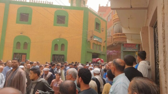 القليوبية تودع «شهيد لقمة العيش».. حزن يخيم على شبرا هارس لوفاة شاب أثناء عمله في أسوان القليوبية تودع «شهيد لقمة العيش».. حزن يخيم على شبرا هارس لوفاة شاب أثناء عمله في أسوان