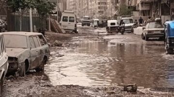 غرق جراج بسبب كسر ماسورة مياه بجوار محطة مترو عزبة النخل| صور