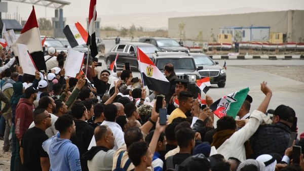 إنتفاضة مصرية على الحدود .. الشعب قال كلمتة لا للتهجير ..صور إنتفاضة مصرية على الحدود .. الشعب قال كلمتة لا للتهجير ..صور