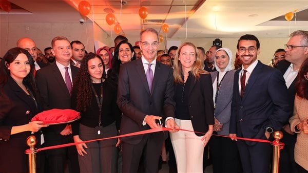 وزير الاتصالات: نواصل تعزيز مكانة مصر كوجهة مفضلة للشركات العالمية في صناعة التعهيد وزير الاتصالات: نواصل تعزيز مكانة مصر كوجهة مفضلة للشركات العالمية في صناعة التعهيد