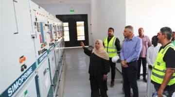 محافظ أسوان يتفقد مشروع موزع كهرباء توشكى بنصر النوبة
