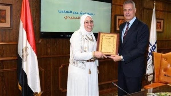 الطيار أحمد عادل يكرّم سماء الدغيدى تقديرًا لمسيرتها المشرفة بمصر للطيران الطيار أحمد عادل يكرّم سماء الدغيدى تقديرًا لمسيرتها المشرفة بمصر للطيران