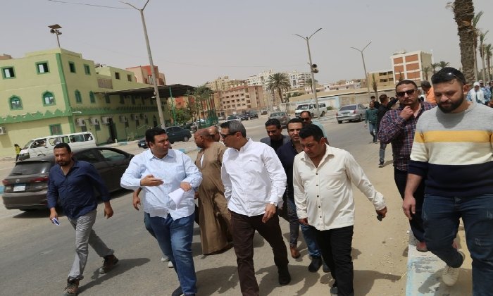 محافظ السويس يتفقد عددًا من الشوارع للوقوف علي أعمال الرصف والتطوير محافظ السويس يتفقد عددًا من الشوارع للوقوف علي أعمال الرصف والتطوير