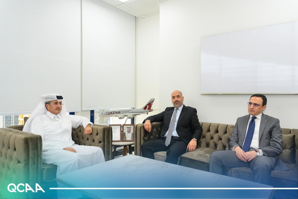 المكلف بتسيير أعمال الهيئة العامة للطيران المدني يجتمع مع مسؤولين جزائريين