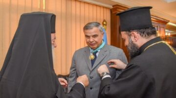 محافظ الإسكندرية يتسلم وسام «أسد الرسول مرقس» من البابا ثيودوروس الثاني