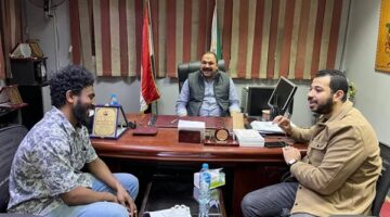بعد مصادرة عربته.. رئيس حي بولاق الدكرور يستقبل البائع السوداني بمكتبه لحل مشكلته