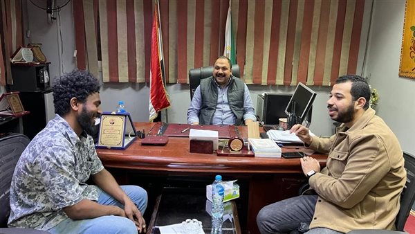 بعد مصادرة عربته.. رئيس حي بولاق الدكرور يستقبل البائع السوداني بمكتبه لحل مشكلته بعد مصادرة عربته.. رئيس حي بولاق الدكرور يستقبل البائع السوداني بمكتبه لحل مشكلته