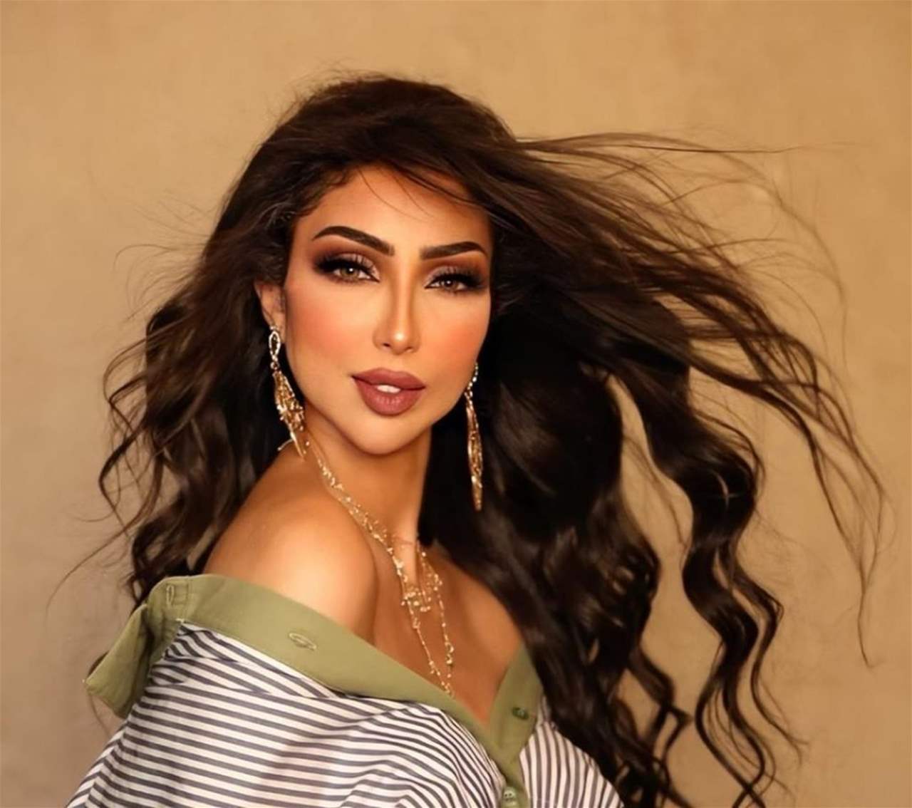ابنتا دنيا بطمة ترقصان على المسرح معها في احدث ظهور بعد خروجها من السجن ابنتا دنيا بطمة ترقصان على المسرح معها في احدث ظهور بعد خروجها من السجن