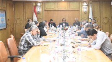 محافظ قنا يعقد اجتماعًا موسعًا لمتابعة ملفات التصالح والتقنين وإزالة التعديات