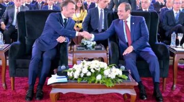 الرئيس السيسي يودع نظيره الفرنسي بعد زيارة رسمية استمرت ثلاثة أيام