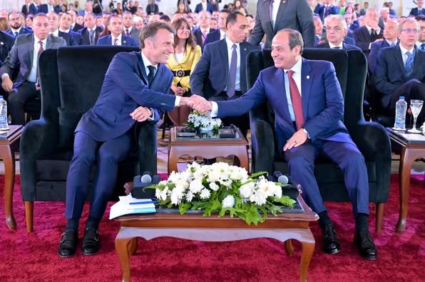 الرئيس السيسي يودع نظيره الفرنسي بعد زيارة رسمية استمرت ثلاثة أيام الرئيس السيسي يودع نظيره الفرنسي بعد زيارة رسمية استمرت ثلاثة أيام