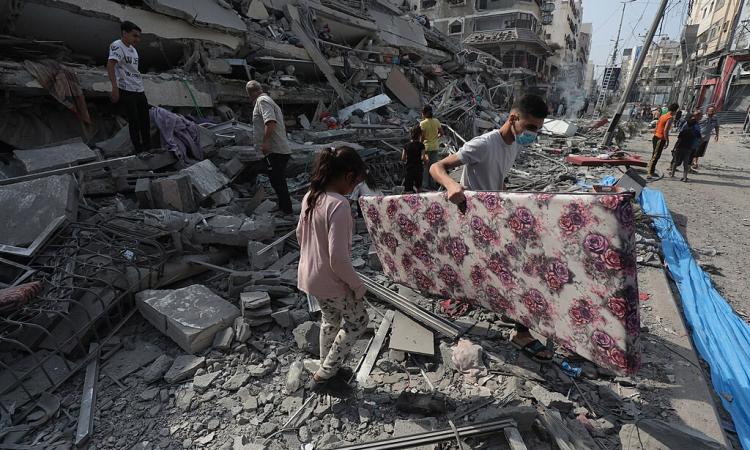 6 شهداء فلسطينيين في قصف الاحتلال خيمة لنازحين في خان يونس 6 شهداء فلسطينيين في قصف الاحتلال خيمة لنازحين في خان يونس