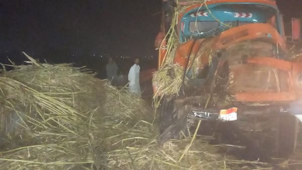 تصادم مقطورة قصب بسيارة محملة بالدقيق في قنا| صور