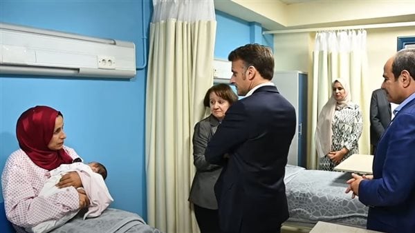 ماكرون يستمع لقصة أم فلسطينية أنقذتها مصر من الموت بعد إصابتها في القصف الإسرائيلي ماكرون يستمع لقصة أم فلسطينية أنقذتها مصر من الموت بعد إصابتها في القصف الإسرائيلي