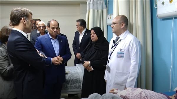 ماكرون يستمع لمأساة شابة فلسطينية أصيبت بشلل بسبب القصف الإسرائيلي.. ووالدتها: بارك الله في السيسي ماكرون يستمع لمأساة شابة فلسطينية أصيبت بشلل بسبب القصف الإسرائيلي.. ووالدتها: بارك الله في السيسي
