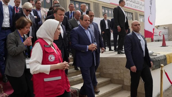 الهلال الأحمر يتشرف بزيارة تاريخيّة لمركزه اللوجيستى الرئيسى لدعم غزة من الرئيسين المصرى والفرنسي الهلال الأحمر يتشرف بزيارة تاريخيّة لمركزه اللوجيستى الرئيسى لدعم غزة من الرئيسين المصرى والفرنسي