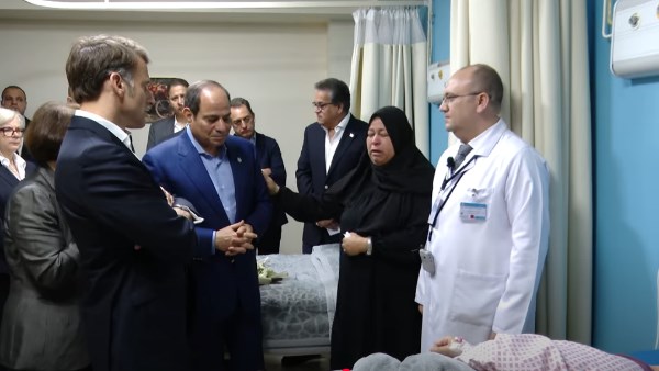 أم فلسطينية للرئيسين السيسي وماكرون: “ادفنوني جنب ولادي الشهداء.. إحنا بين أهلنا في مصر أه.. لكن ما في بعد تراب بلادنا” أم فلسطينية للرئيسين السيسي وماكرون: “ادفنوني جنب ولادي الشهداء.. إحنا بين أهلنا في مصر أه.. لكن ما في بعد تراب بلادنا”