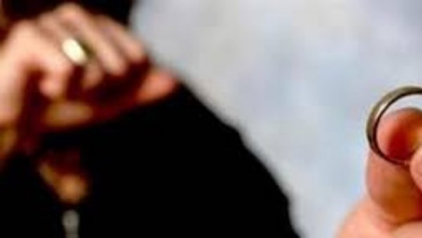 زوج يطلب الطلاق من زوجته في محكمة الأسرة بالتجمع: بتضربني ومش قادر أعيش معاها زوج يطلب الطلاق من زوجته في محكمة الأسرة بالتجمع: بتضربني ومش قادر أعيش معاها