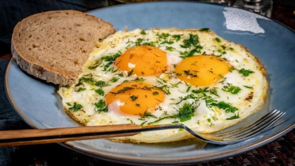 بيض بالكزبرة .. فطور مُغذي وسريع لبدء يومك بنشاط بيض بالكزبرة .. فطور مُغذي وسريع لبدء يومك بنشاط